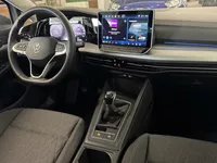 Volkswagen Golf 1.5 TSI Life | 17"LM-Velgen| LED Verlichting | Stuur/Stoelverwarming | Apple Carplay/Android Auto | Climate Control | Digitaal Dashboard | Keyless Entry/Start/ Parkeer Sensoren ( Vestiging - Vianen Tel:0347-371248 ) Foto