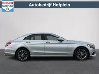 Mercedes-Benz C-klasse C180 Prestige Automaat Navigatie | LED Verlichting | Dode Hoek Detectie | Panorama schuif/Kanteldak, Elektrisch | Stoelverwarming | PDC | Automatische Airco | 17"Lmv | Halfleer | Sportstoelen | INCLUSIEF EXTRA ORIGINELE SET LICHTMETALEN VELGEN (vestiging Vianen) Foto